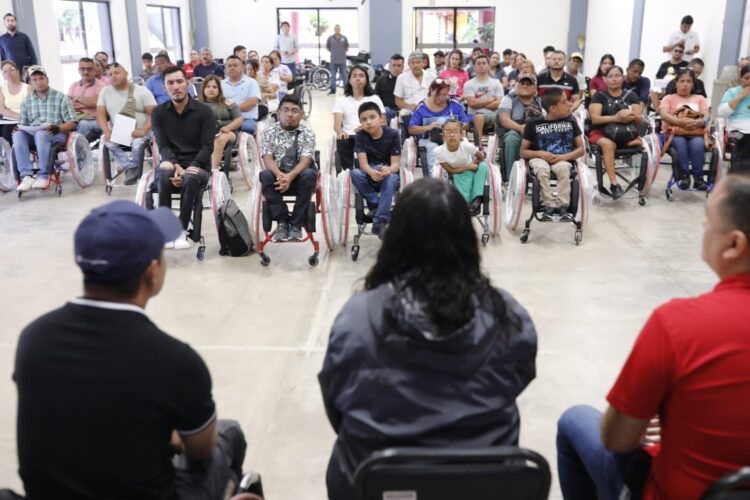 T E C L A Z O S/“ERASMO, NO HA CUMPLIDO CON EL PUEBLO”