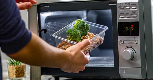 Alerta: Utilizar plásticos para recalentar en el micro aumenta riesgo de cáncer de mama