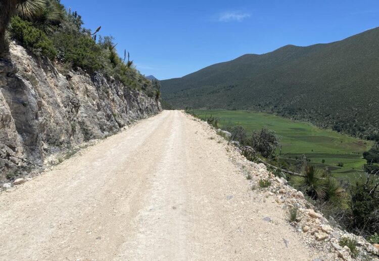 Fortalece gobierno de Américo conectividad rural en Miquihuana