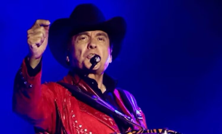 Jorge Hernández, vocalista de Los Tigres del Norte, se recupera tras sufrir caída en pleno concierto