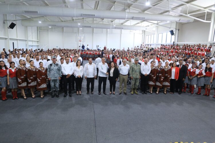 Inaugura Américo Villarreal gimnasio en Escuela Normal de Educadoras, legado de su padre