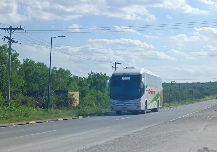 Conductores no respetan límites en la colonia Paso Real
