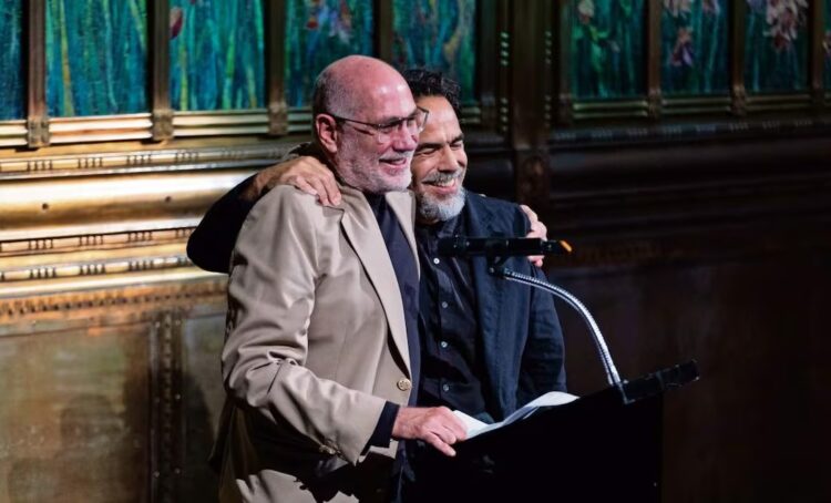 Alejandro González Iñárritu y Guillermo Arriaga se reconcilian en Bellas Artes a 25 años del estreno de «Amores perros»