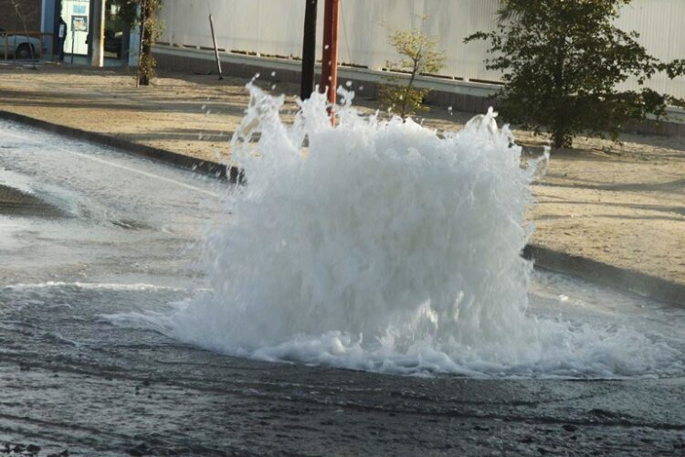 Por un sistema viejo, fugas de agua en San Fernando son frecuentes