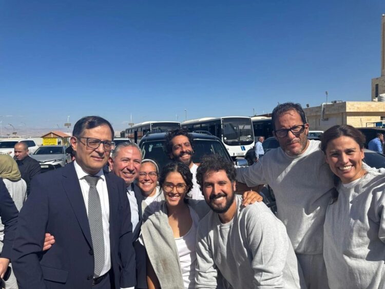 Mexicanos de la Global Sumud Flotilla repatriados de Israel arriban al AICM