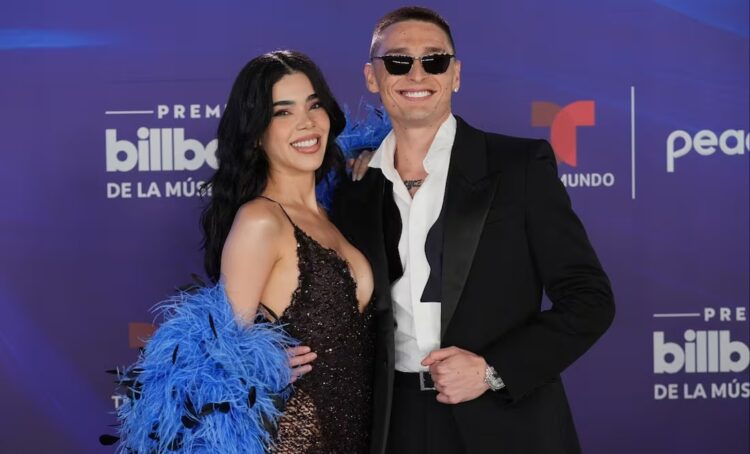 Peso Pluma y Kenia Os se derriten entre besos y olores, la pareja vive románticos momentos en los Billboard
