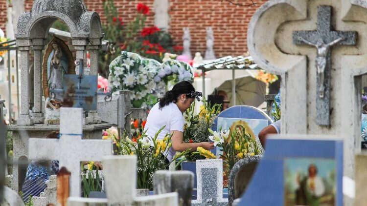 Sin precios oficiales para arreglos florales y coronas de muertos