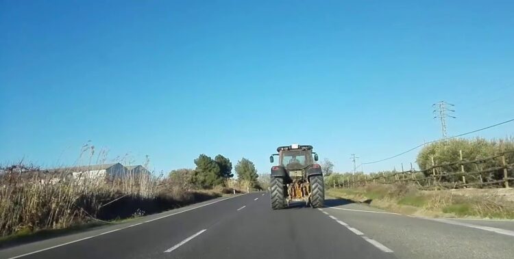Tractores en la carretera: sinónimo de trabajo y producción