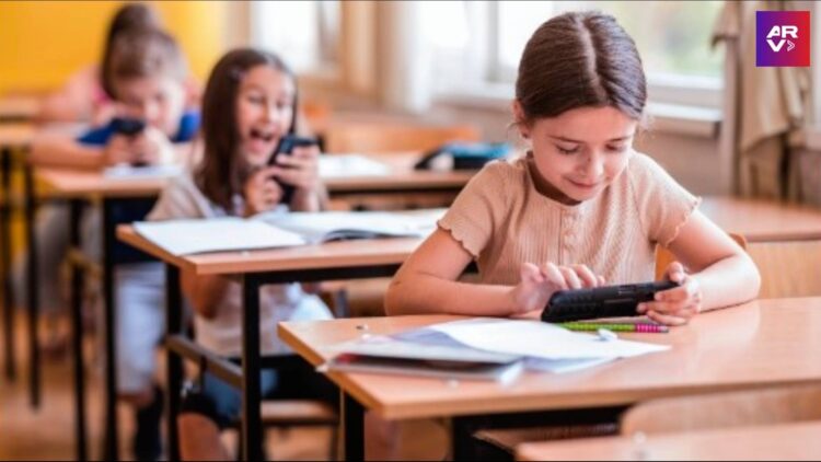 Nocivo uso de teléfonos celulares en horario de clases