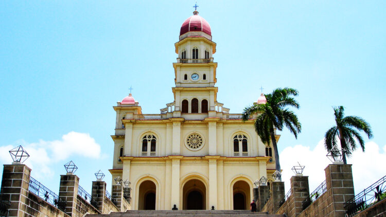 Régimen cubano expulsa a un sacerdote por tocar las campanas durante protesta popular