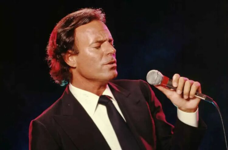 Julio Iglesias es acusado de graves delitos sexuales en contra de dos exempleadas