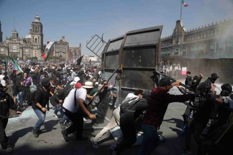 Cuesta “una fortuna” al pueblo el blindaje de palacio nacional contra protestas masivas