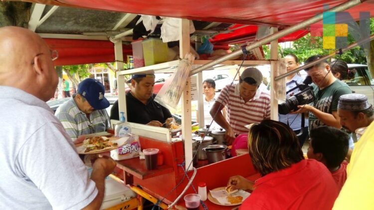 COEPRIS supervisa periódicamente a manejadores de alimentos