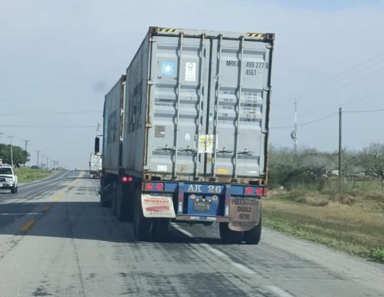 Exceso de trailers con doble remolque tensan carreteras de la región