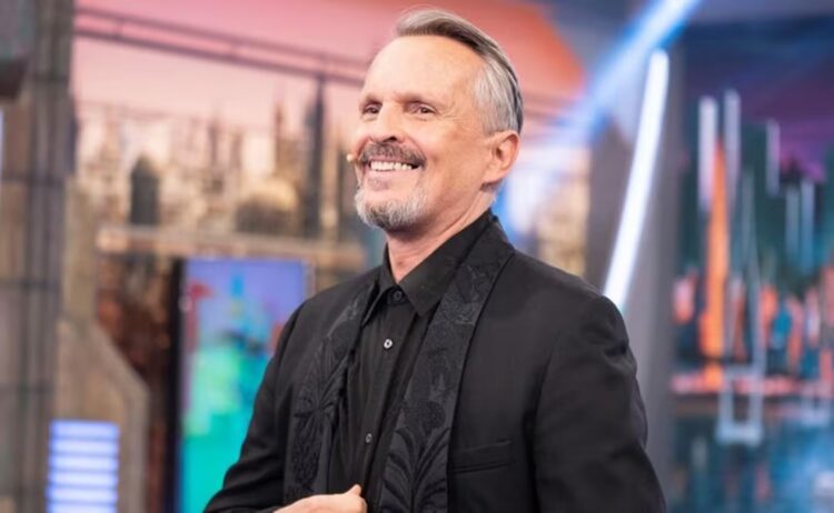 Miguel Bosé reaparece con severos problemas de voz; apadrina «El fantasma de la ópera» en el Teatro de los Insurgentes