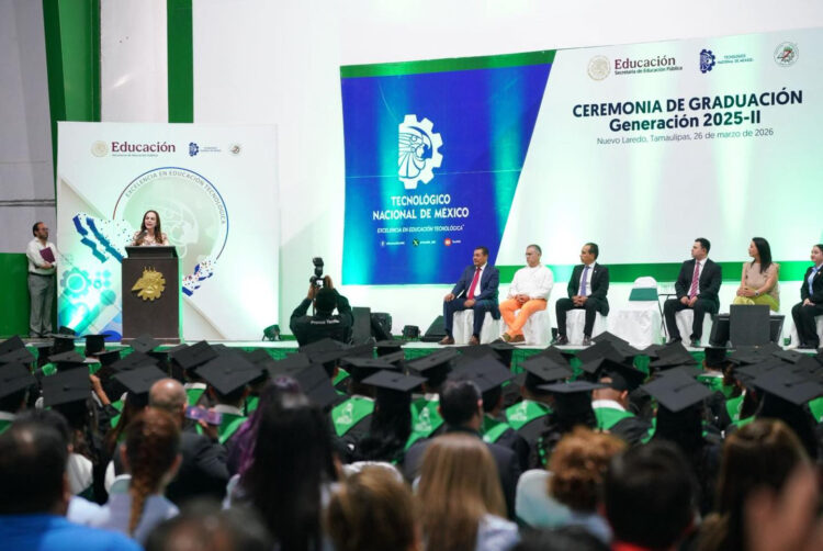 REITERA ALCALDESA CARMEN LILIA CANTUROSAS COMPROMISO CON LA JUVENTUD Y LA EDUCACIÓN EN GRADUACIÓN DEL TEC DE NUEVO LAREDO