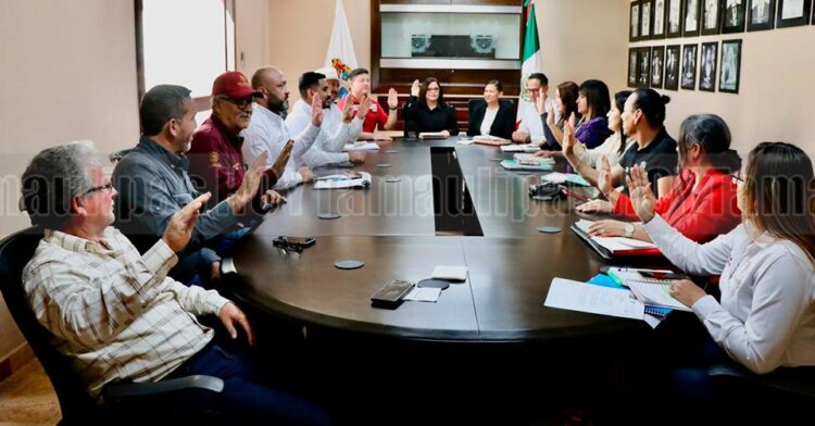 A TAMBOR BATIENTE/ LOS REGIDORES “PLURIS”