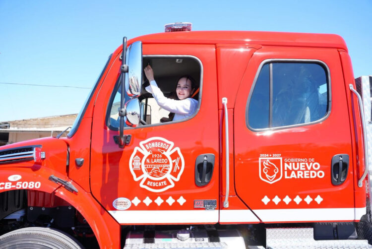 Fortalece Carmen Lilia Canturosas a Protección Civil y Bomberos de Nuevo Laredo con 20 unidades y una apagadora nuevas
