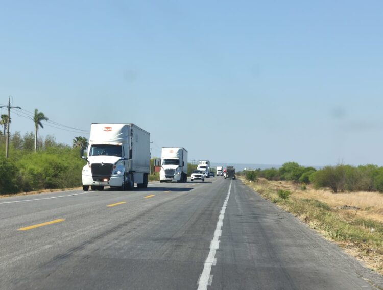 Intenso tráfico carretero por vacaciones escolares… ¡maneje a la defensiva!