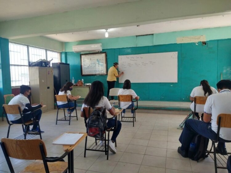 Afecta rezago educativo a 24 millones en México