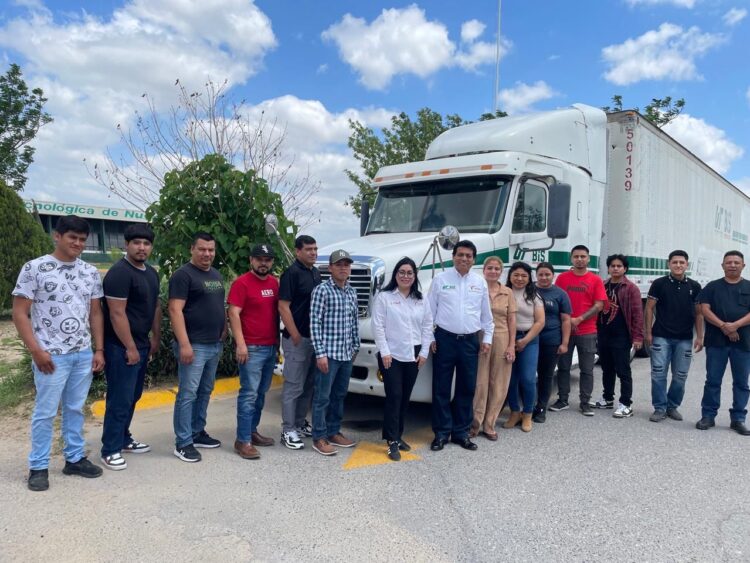 Capacitan UTNL e ITACE a nuevos operadores mediante curso de tractocamiones