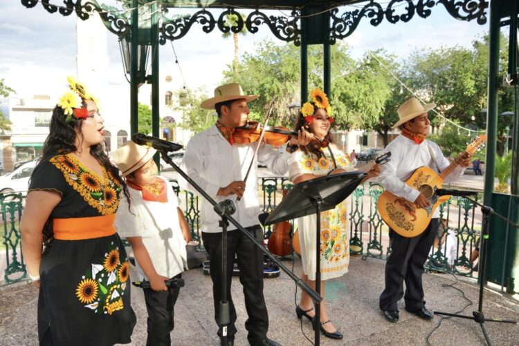 VIVE NUEVO LAREDO LA TRADICIÓN DEL HUAPANGO CON EXITOSO FANDANGO HUASTECO EN PLAZA JUÁREZ