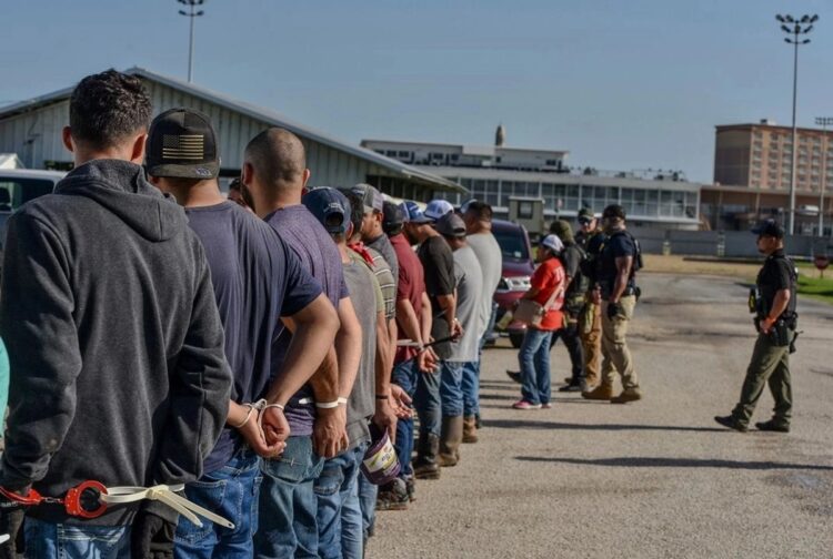 Se dispararon en EU las detenciones de latinos sin historial delictivo; 6 mil al mes»