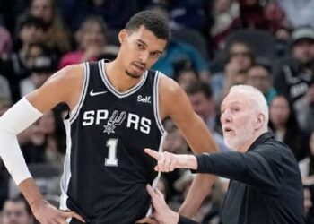 Cómo los jóvenes Spurs aprenden de las leyendas de la franquicia