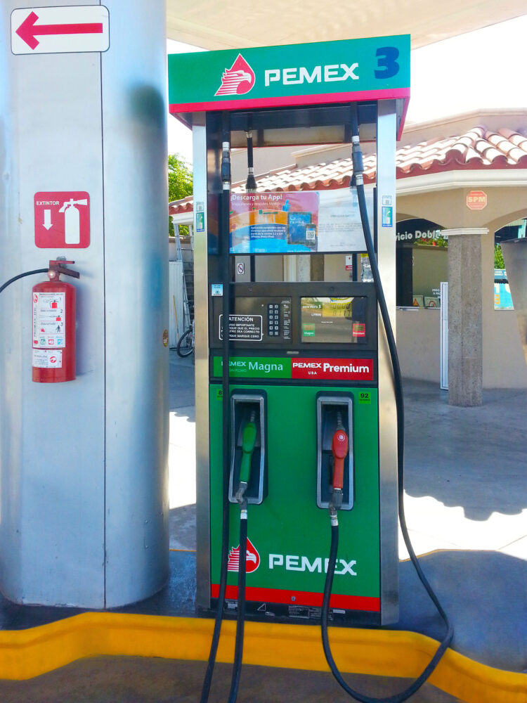 Hacienda aumenta apoyos a gasolinas para contener alza en precios; baja el del diésel