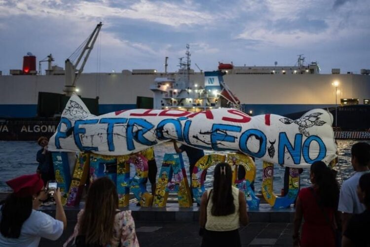 En riesgo de quedarse sin apoyo, miles de pescadores tras derrame de Pemex