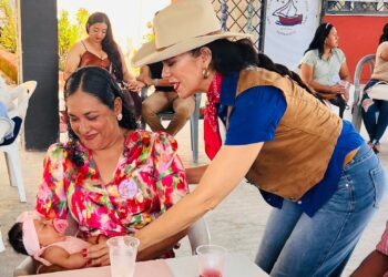 Convive la diputada Marina Ramírez con papás y mamás de alumnos en primaria de la laguna madre