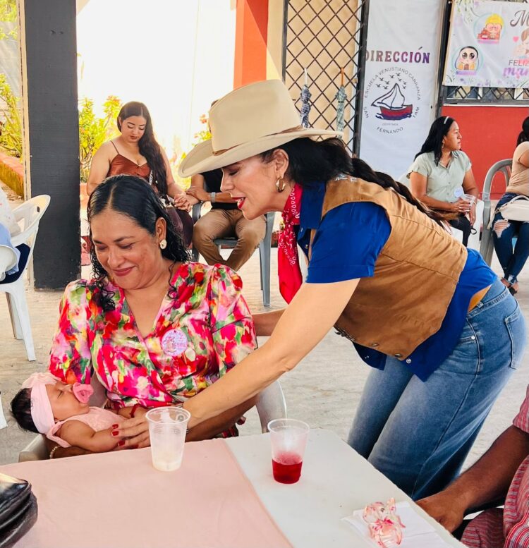 Convive la diputada Marina Ramírez con papás y mamás de alumnos en primaria de la laguna madre
