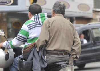 Van contra motociclistas que andan sin casco protector 