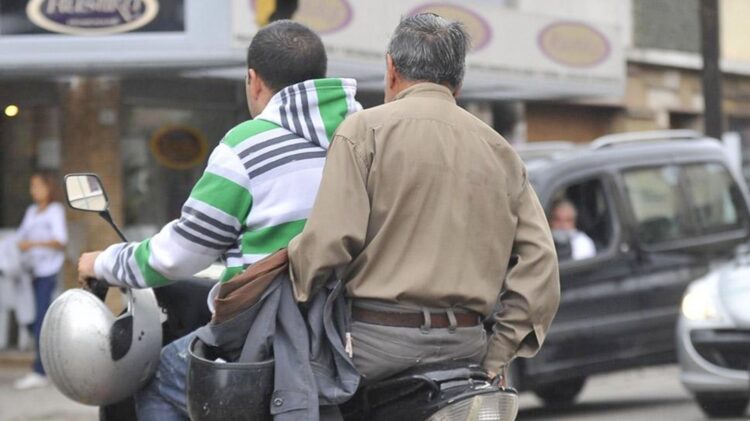 Van contra motociclistas que andan sin casco protector