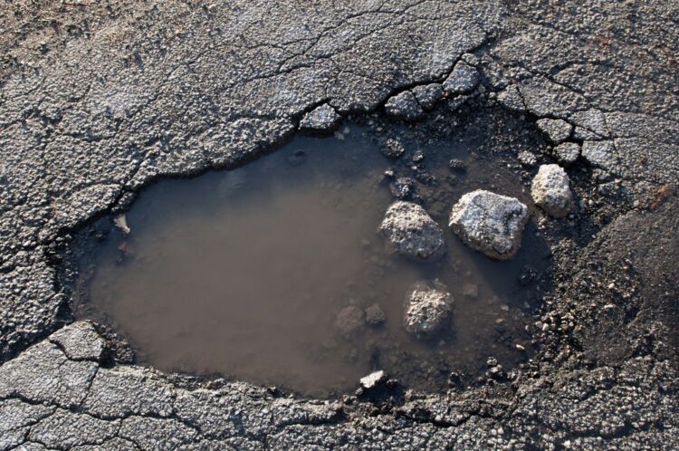 Lluvias dejarán baches y harán más grandes los que ya existían