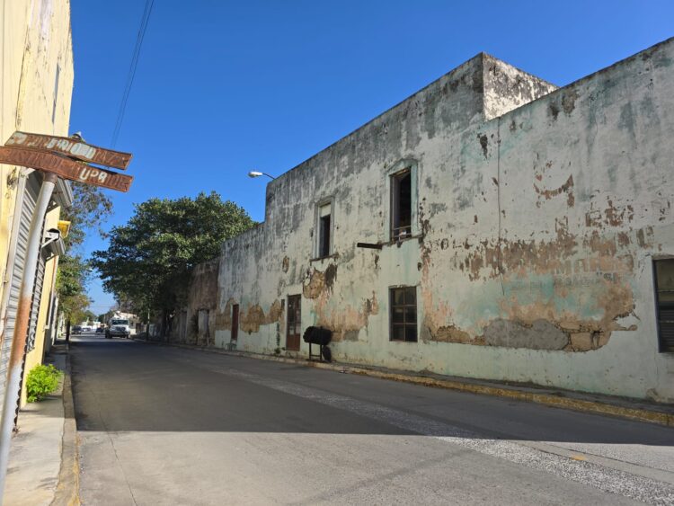 Viejas casonas siguen convertidas en un riesgo publico