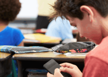 Disminuye uso de celulares en las aulas escolares