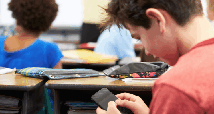 Disminuye uso de celulares en las aulas escolares