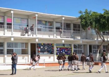 Directivos de escuelas no pueden retener documentos por deudas de padres de familia