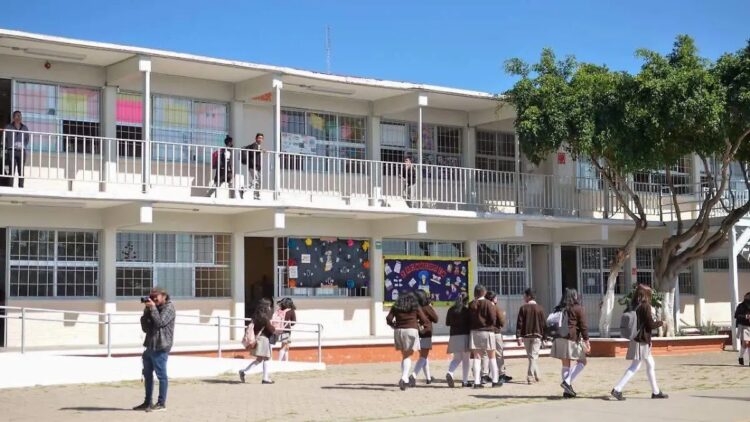 Directivos de escuelas no pueden retener documentos por deudas de padres de familia
