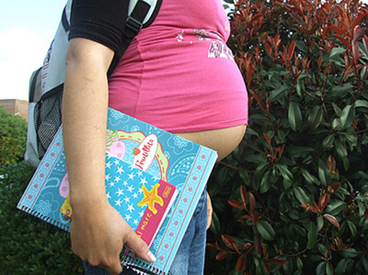Cada día hay más menores de edad embarazadas; fracasan programas