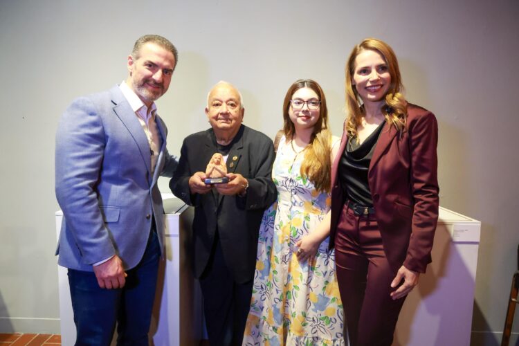 Inaugura Adrián de la Garza exposición “Arte Regio 2026”