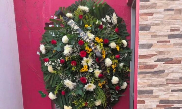 Dejan corona fúnebre en domicilio de la diputada del PRI Paola Gárate Valenzuela