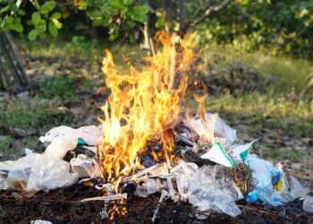 Sigue quema de basura en patios de los hogares