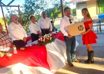 «Apadrina» el alcalde Juan Mendoza a alumnos de Espiaderos 2