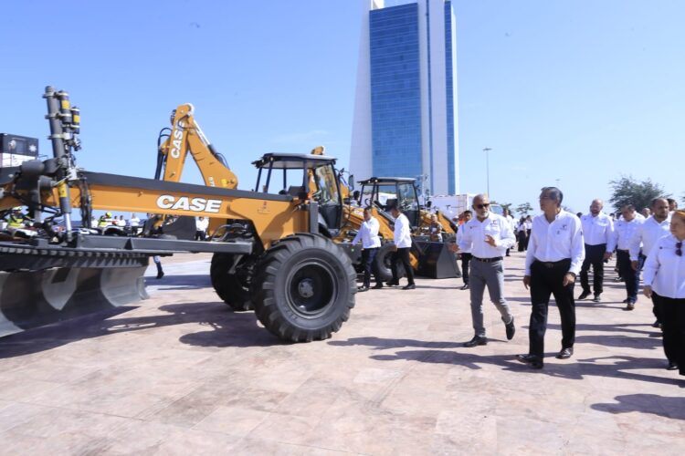 Entrega Américo Villarreal vehículos y maquinaria por 125.2 mdp