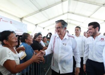 Inaugura Américo obra vial y entrega escrituras a familias matamorenses