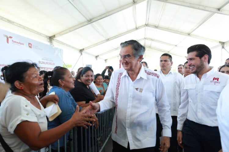 Inaugura Américo obra vial y entrega escrituras a familias matamorenses