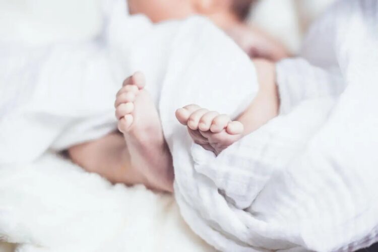 Bebé de 18 meses es hallado con vida en la morgue horas después del reporte de muerte por ahogamiento