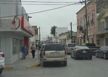 Calles de la plaza principal de San Fernando: ejemplo de violaciones al reglamento vial 